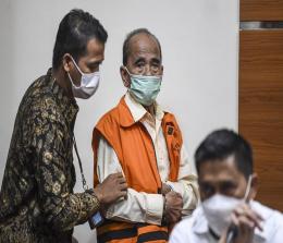 Gubernur Riau periode 2014-2019 Annas Maamun (tengah) yang mengenakan rompi tahanan usai ditetapkan sebagai tersangka dihadirkan KPK, beberapa waktu lalu.